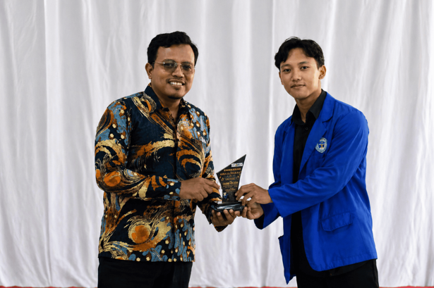  penyerahan piala